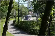 Durchblick zur Haltestelle - 

Die Haltestelle  Saint John Perse  befindet sich am Beginn des kleinen Wäldchens. 

23.07.2012 (M)