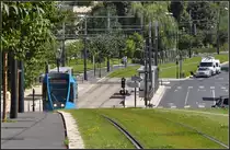 Im Anstieg - 

Die Citadis-Tram 106 in Fahrtrichtung Süden hat die Haltestelle  Courlancy  verlassen und erklimmt die kurze Steigungsstrecke entlang der Avenue du Général de Gaulle. 

24.07.2012 (J)