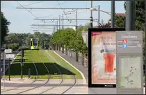 Spuren im Rasen - 

Der Stromabnehmer für die Unterleitung (mit der wird die Altstadt durchfahren) hinterlässt auf dem Rasenbahnkörper eine helle Spur. Blick von der Haltestelle  Courlancy  nach Südwesten. Citadis-Tram 108 wird sogleich in die Haltestelle herunterrollen. 

24.07.2012 (M)