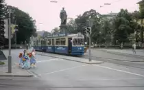 M�nchen MVV Tram 27 (M4.65 2437) Maximilianstrasse / Max II-Denkmal im Juli 1987.