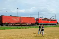Gruppenbild mit einer schon etwas �lteren Lady.. Dennis und Kevin scheinen zufrieden mit Ihrer Ausbeute zu sein. (Regensburg-Ost, 04.08.2012)