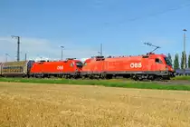 Der  Audi-Zug  mit dem doppelten Lokchen... �h... Tauri. (Regensburg-Ost, 04.08.2012)