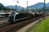1216 025 mit einem G�terzug von Villach Richtung Schweiz am 09.06.2009 bei der Ausfahrt in Schwarzach-St.Veit.