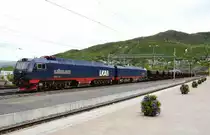 Die IORE BJ�RLIDEN 110 und KAITUM 124 Lokomotiven/Doppelloks (10.800 kW) und jeder der Wagen fasst bei gleichem Leergewicht 100 Tonnen Erz. Aus 68 Wagen l�sst sich somit ein 700 Meter langer und 6860 Tonnen schwerer Zug bilden, der beladen mit 60 km/h und leer mit 70 km/h verkehren kann. Narvik am 26.06.2012.



