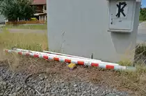 Aufgrund Gleisbauarbeiten wurden die Schranken an einigen Bahn�berg�ngen abmontiert und neben dem Gleis deponiert. 