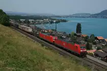 185 115-3 und 185 133-6 ziehen am 30.6.12 einen Containerzug von Thun Richtung Spiez, hier bei Einigen.