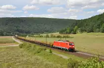 185 390 mit einem gem.GZ auf der Main-Spessart-Bahn Richtung W�rzburg,bei Wernfeld am 4.8.2012