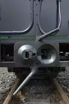 Man findet sie heute  fast �berall, die 1904 und 1907 patentierte Scharfenbergkupplung. Hier ,  frisch gefettet  an einem Wagen der L��nitzgrundbahn, nachdem die Lok eben abgekuppelt wurde und  sich wieder an die Spitze des Zuges gesetzt hat.  08.04.2012 gegen  12:54 Uhr auf des Gel�nde des Bahnhofes Radebeul Ost aufgenommen.