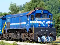 GM Diesellok 2043 002 an der Spitze eines Lokalsammlers im Bahnhof Zabok am 16.06.2011.
Diese Lokreihe entstand in den 1990er Jahren durch Modernisierung von Loks der Serie 661 der jugoslawischen Eisenbahnen. Dabei wurden zwei Motoren entfernt, um eine geringere Achslast zu erzielen, au�erdem wurde eine Zugheizung eingebaut. Im sp�teren Betrieb erwies sich diese Entwicklung aufgrund von Berechnungsfehlern als sehr traktionsschwach und unzuverl�ssig. Nach kurzer Betriebszeit wurden die Loks allm�hlich ausgemustert, die letzte dieser Reihe, 2043 002, schied Ende 2011 aus dem Betrieb. 