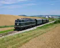 Die SGP Diesellok 2143 040 war am 05.08. als EZ  Leiserberge  im Weinviertel unterwegs. Dieses Bild zeigt den Erlebniszug bei der mitt�glichen Zwischenfahrt von Ernsbtunn nach Korneuburg, aufgenommen bei Gebmanns.
