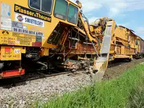 RM80_UHR (99819114001-6) frisst regelrecht den alten Gleisbauschotter auf, transportiert diesen hoch, und wirft den aufbereiteten, (gereinigten) Schotter �ber F�rderb�nder wieder ins Gleisbett; 120807