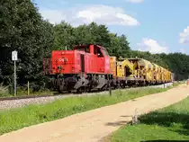 2070 004-3 ist mit Gleisbauzug RM80-UHR auf der Innkreisbahn bei KM27-6 zugegen; 120807
