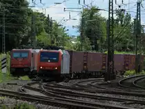 Am 06.08.2012 f�hrt 482 000-7 mit einem Containerzug an der abgestellten 185 596-4 von Crossrail vorbei durch das Gleisvorfeld von Aachen West.