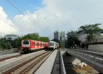 Begegnung: ein S-Bahnzug Richtung Hauptbahnhof und ein IC, kurz vor der Einfahrt in den Bahnhof Hamburg-Dammtor, auf den erneuerten Br�cken �ber die Dammtorstra�e. 4.8.2012 