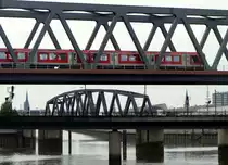 Br�ckenlandschaft: im Vordergrund die S-Bahnstrecke aus Harburg mit einem Zug Richtung Hauptbahnhof - dahinter die Br�cke der Verbindungskurve zwischen der Strecke Richtung Hannover und der in Richtung Berlin. Hamburg-Hammerbrook, 5.8.2012