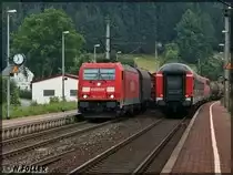 185 236 mit gemischten G�terzug Richtung Norden begegnet am Abend des 26.7.2012 in F�rtschendorf einer Regionalbahn