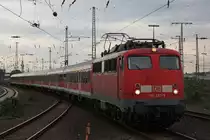 110 457 am 10.5.12 mit einem RB 35 Verst�rker in Duisburg Hbf.