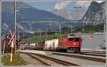 Ge 6/6 II 703  St.Moritz  wartet in Untervaz-Trimmis eine Kreuzung ab. (08.08.2012)