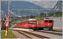 S1 1520 begegnet einem G�terzug mit Ge 6/6 II 703  St.Moritz  in Untervaz-Trimmis. (08.08.2012)
