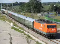 143 001-6 mit Sonderzug Cottbus-Warnem�nde bei der Einfahrt in Warnem�nde Werft.11.08.2012 