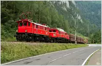 1245.518 + 1020.37 ziehen den Plang�terzug SGAG 17255 von Linz Stahlwerke durch des sch�ne Erzbachtal nach Eisenerz.  
Radmer 11.8.2012