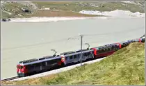 Die ABe 4/4 III 56  Corviglia  und 51  Poschiavo  ziehen den BerninaExpress 973 entlang des Lago Bianco. (11.08.2012)