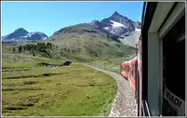 Unterwegs im R1625 auf der Alp Bondo Richtung Berninapass. Der Piz d`Arlas mit 3356m begleitet uns auf der Fahrt und das Studium des Viadi (Reisen in Graub�nden) entf�llt bei dieser Aussicht. (11.08.2012)