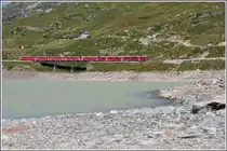 R1629 mit einem ABe 8/12 am Lago Bianco auf dem Berninapass. (11.08.2012)