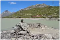 R1644 mit einem ABe 8/12 am Lago Bianco auf dem Berninapass. (11.08.2012)