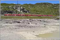 R1644 mit einem ABe 8/12 am Lago Bianco auf dem Berninapass. (11.08.2012)