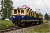 Nostalgie - Vorbei an einem Puch 500, f�hrt 4041.01 als Fotozug SGAG 17250 von Admont nach Selzthal. 
Admont 8_2012

