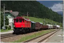 1245.518 f�hrt mit Fotozug SGAG 17243 (Nettingsdorf - Spital am Pyhrn) in den Bahnhof Spital am Pyhrn ein.
8_2012