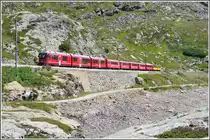 Der R1648 f�hrt am Zugschluss zwei offene Aussichtswagen mit. (11.08.2012)