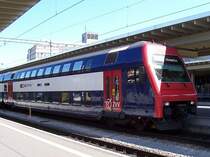 Doppelstock-Steuerwagen der Z�richer S-Bahn mit roten T�ren und Symbol ZVV am 01.06.2006 in Z�rich Hbf.