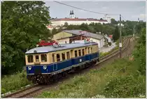 Leider hatte sich die Sonne kurz zuvor hinter einer dicken Wolke versteckt, als 4041.01 mit Fotozug 17248 (Nettingsdorf-Selzthal) am Stift Kremsm�nster vorbei fuhr. 8_2012