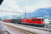 RhB Regionalzug 539 von Chur nach St.Moritz am 15.05.1988 in Thusis mit E-Lok Ge 4/4II 621 - D 4211 - AB 1521 - B 2328. Hinweis: gescanntes Dia
