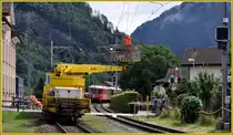 Xm 2/2 9917 mit der Giraffe 2 und der blockierten S1 im Hintergrund. Malans (16.08.2012)