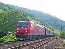 BR 185 158-3 mit Ganzzug rheinabw�rts vor Lorch am 5.7.2006