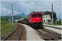 1245.518 f�hrt mit Fotozug SGAG 17243 (Nettingsdorf - Spital am Pyhrn) in den Bahnhof Windischgarsten ein. 8_2012

