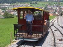 Oldtimer-Standseilbahn Stans 454 m - K�lte 714 m am 01.07.2006 in der Ausweichstelle bergauf fahrend. Die Bahn ist 1556 m lang und wurde 1893 gebaut. Bis 1970 waren es 3 Sektionen bis auf das Stanserhorn 1851 m, 1970 wurde Hotel und Bergstation durch einen Brand zerst�rt und 1975 durch eine Luftseilbahn K�lti - Stanserhorn ersetzt.