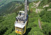Luftseilbahn K�lte 717 m - Stanserhorn 1851 m am 01.07.2006 kurz vor der Bergstation, rechts Reste der dritten Sektion der alten Standseilbahn, die im Keller des Berghoteles endete, das durch Blitzschlag 1970 abbrande. Die erste Sektion Stans - K�lte ist noch in Betrieb.