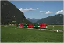 STLB Triebwagen VT 32 + VS 44 + VT 34 fahren als R 8713 von Unzmarkt nach Tamsweg.Im Hitergrund rechts, die Ruine Steinschloss. 
Frojach 18.8.2012