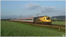 Fr�hmorgens f�hrt Werbetaurus 1216 210  Kapsch  mit EC 172  Vindobona  (Villach-Hamburg Altona) durch das Murtal.
St.Lorenzen 18.8.2012