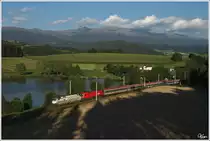 �ber den Neumarkter Sattel, ziehen MAV 470 010  Aranycsapat  und 1116 275 den IC 530 von Lienz nach Wien Meidling, hier beim Furtner Teich nahe St.Lambrecht.  18.8.2012