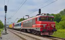 S� 363-014 zieht LkW Zug durch Maribor-Tabor Richtung Norden. / 11.8.2012