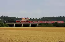182 536-3 MRCE Dispolok ES 64 U2-036 vor RB 16318 Halle - Eisenach mit Schlo� Goseck im Hintergrund, KBS 581 Halle - Naumburg, fotografiert auf einer Saale-Flutbr�cke zwischen Lei�ling und Sch�nburg am 02.08.2012