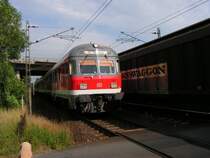 Der einfahrende RE trifft hier an der Nienburger Stadtgrenze auf einen ausfahrenden G�terzug.