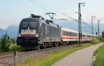 ES 64 U2 - 061 zog am 06.07.12 die Garnitur des IC K�nigsee, welche von Berchtesgaden zur�ck nach Freilassing als RE verkehrt, durch Ainring Richtung Freilassing.