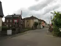 Der Bahn�bergang im Rheingauort Erbach an der KBS 466; 18.07.2012