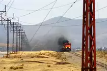 Danke f�r Eure Kommentare !!! Noch ein paar  dampfende/rauchende  Dieselloks : FCCA 1001 ( GE C30-7 ) bei Junin auf dem Weg nach Cerro de Pasco - 10/09/2012